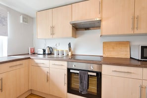 Three-Bedroom House | Private kitchen - Great Space in Morriston (Swansea)