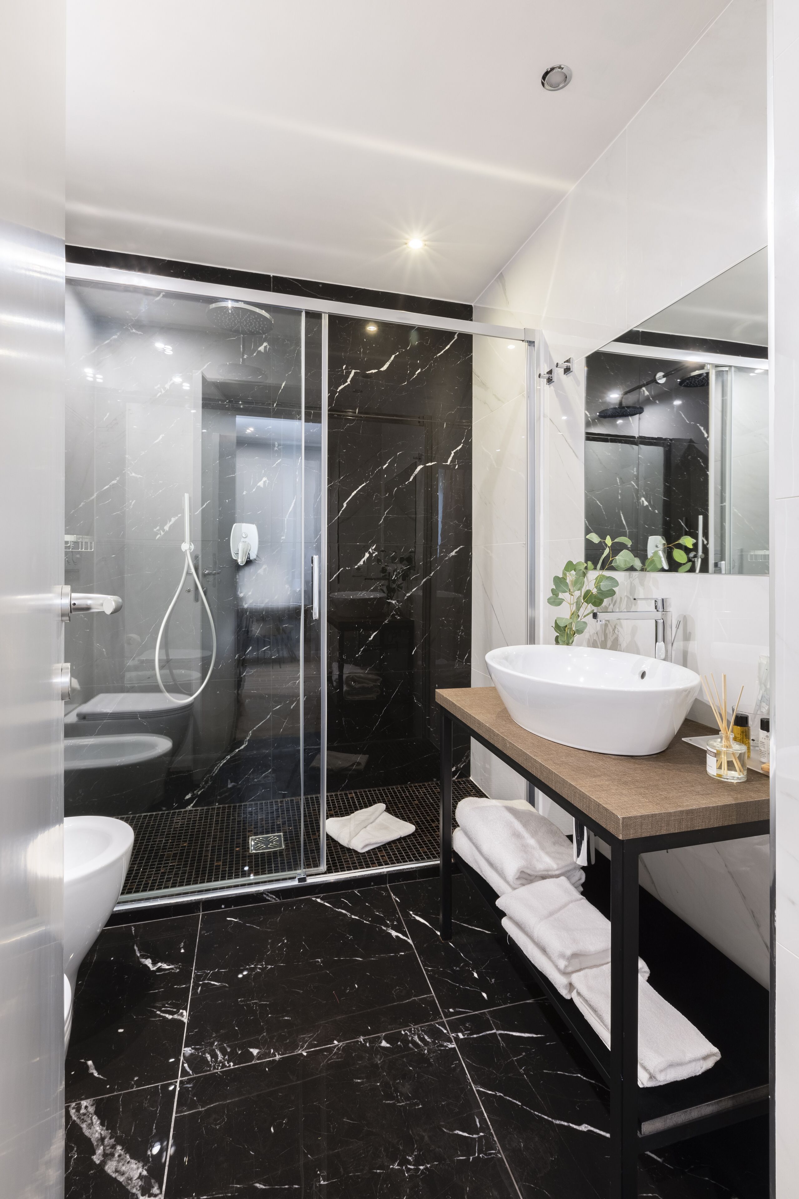 Superior Double Room | Bathroom | Shower, rainfall showerhead, hair dryer, slippers