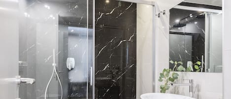 Superior Double Room | Bathroom