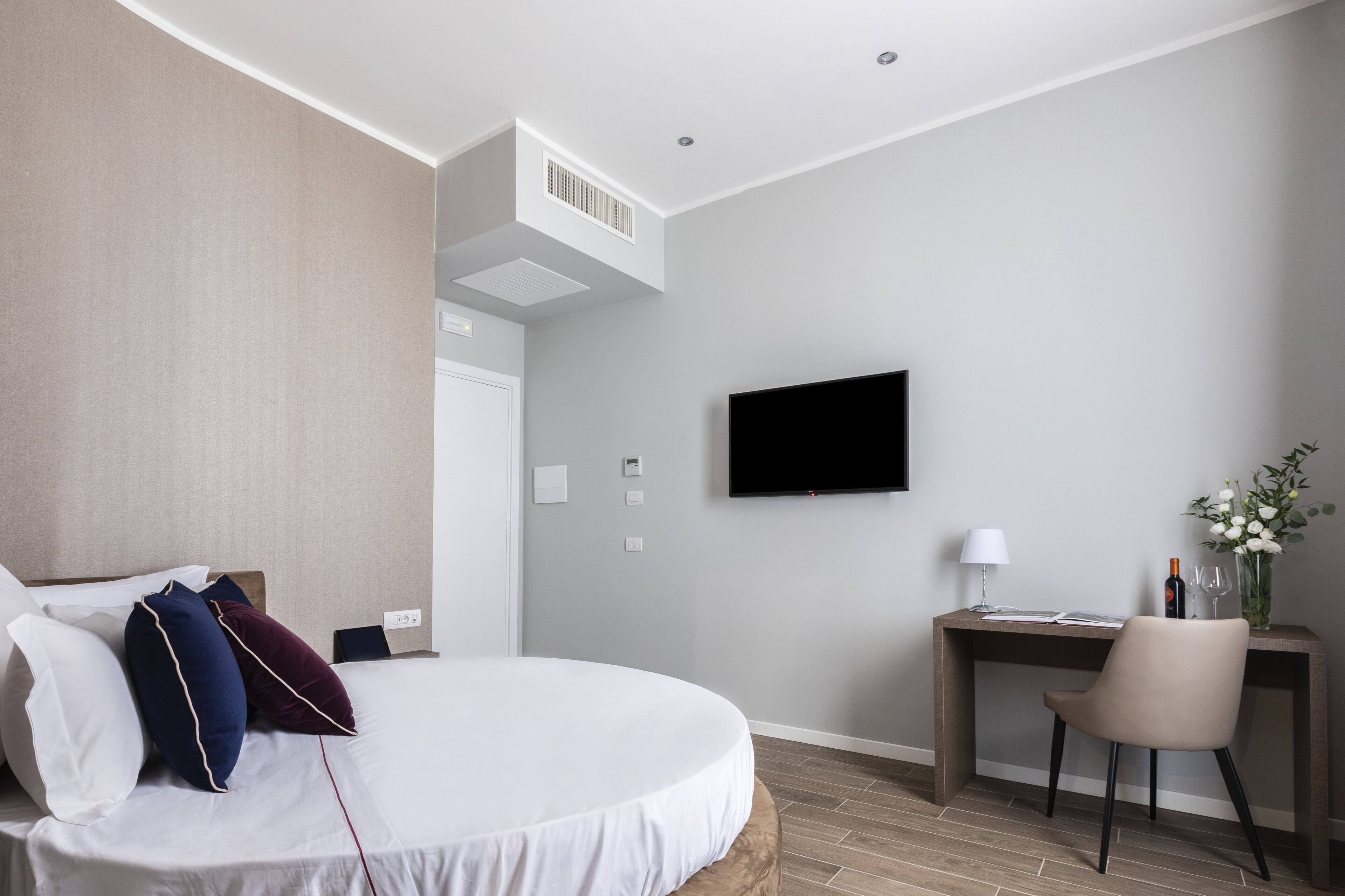 ملاءات للفراش لا تسبب الحساسية وألحفة محشوة بالريش وميني بار