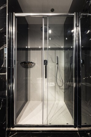 Classic Double Room | Bathroom | Shower, rainfall showerhead, hair dryer, slippers - Giubbonari Suites (Rome)