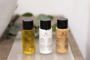 Dusche, Regendusche, Haartrockner, Hausschuhe