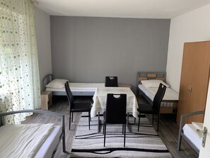 Basic Quadruple Room - Pension Knielingen Karlsruhe (Karlsruhe)