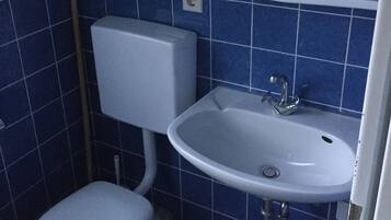 Basic Quadruple Room | Bathroom | Bathtub, towels