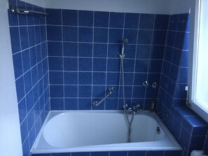 Basic Quadruple Room | Bathroom