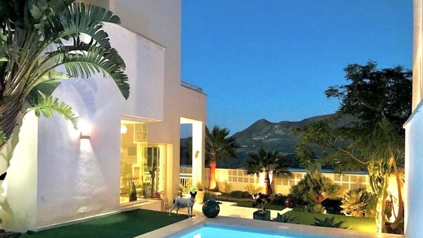 A modern pool area with a clear view of a mountain in the background. - Villa Blanca views and pool (Níjar)
