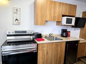 ห้องคอมฟอร์ทสำหรับสี่ท่าน | เครื่องนอนระดับพรีเมียม, เตียงเมมโมรีโฟม, ตกแต่งพิเศษโดยเฉพาะ, โต๊ะทำงาน