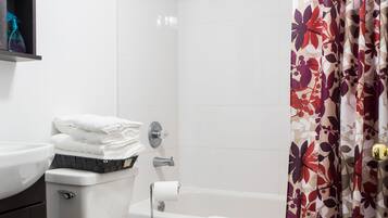 Bañera, artículos de higiene personal gratuitos y secador de pelo