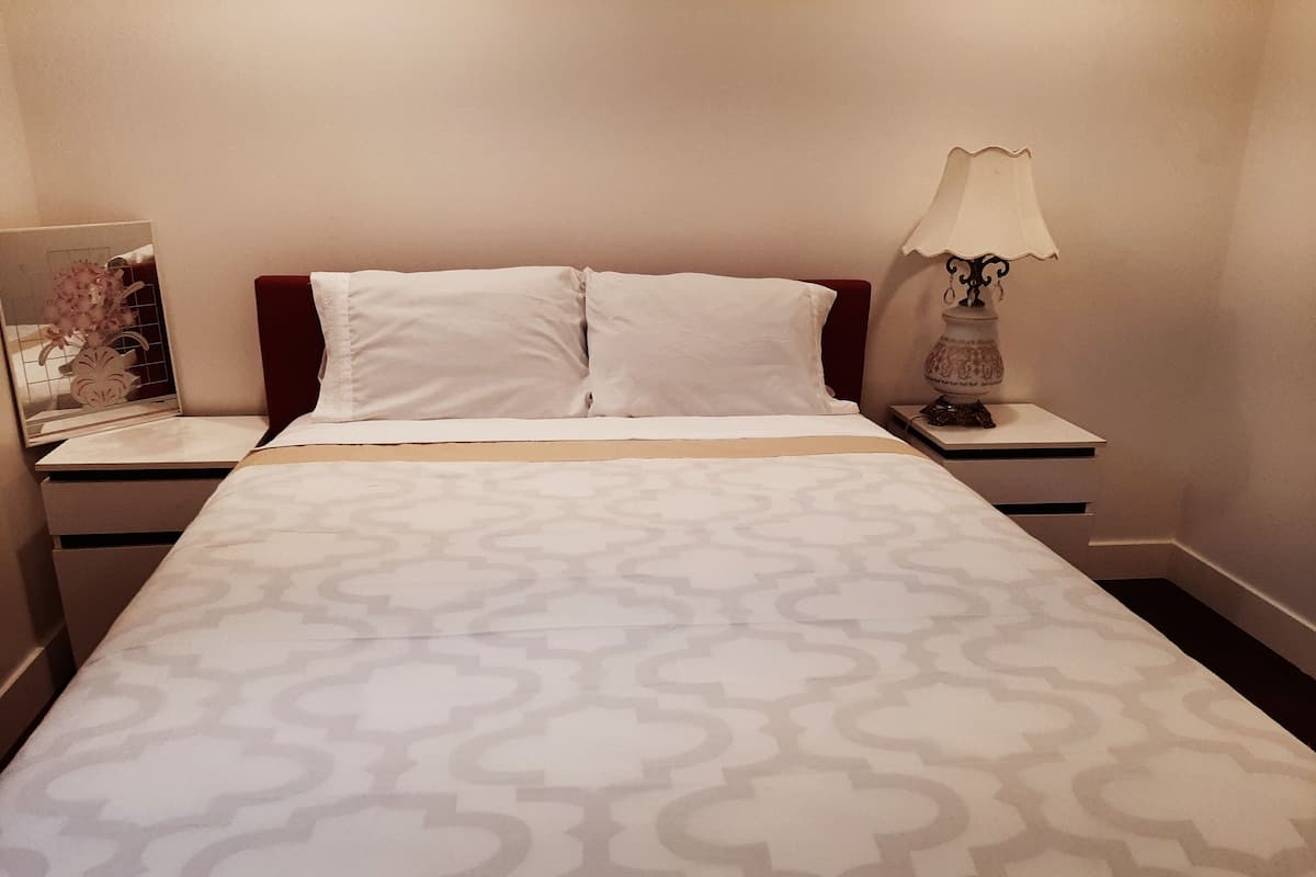 Standard-herbergi með tvíbreiðu rúmi | Rúmföt af bestu gerð, rúm með memory foam dýnum, skrifborð