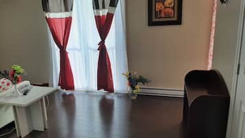 Lägenhet Comfort | Vardagsrum | 42-tums platt-tv med kabelkanaler och tv