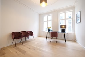 Apartamento Deluxe | Zona de estar | Una Smart TV