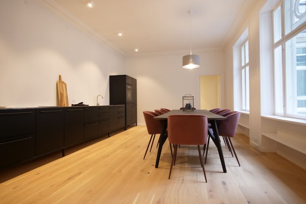 Apartamento Deluxe | Cocina privada | Frigorífico, microondas, horno y placa de cocina