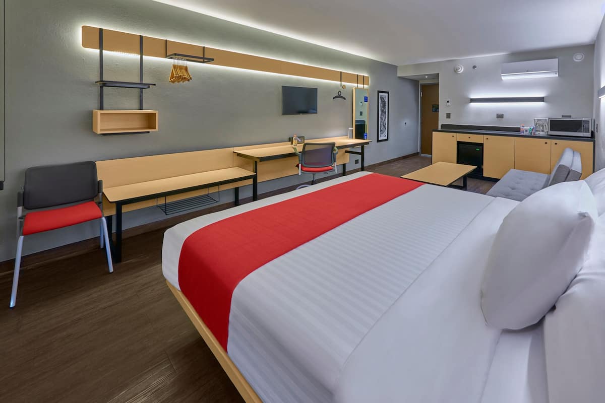 Superior kamer, 1 kingsize bed met slaapbank, niet-roken | Een bureau, verduisterende gordijnen, geluiddichte muren