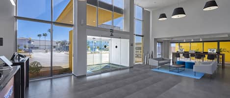 Lobby-Lounge