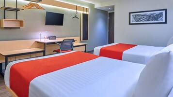 Quarto, 2 camas de casal | Escrivaninha, cortinas blackout, quartos à prova de som