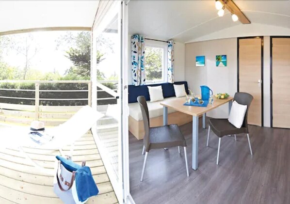 Mobile Home, 1 chambre | Coin séjour | Télévision à écran plat de 40 cm avec chaînes numériques, télévision