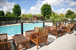 Piscine extérieure (ouverte en saison), chaises longues