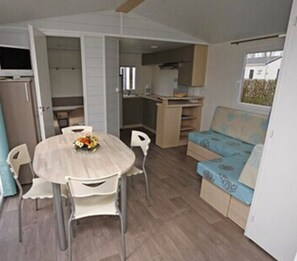 Mobile Home, 2 chambres | Salle de bain | Douche, sèche-cheveux, serviettes fournies