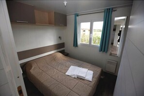 Basic Mobile Home, 3 Bedrooms | Individually decorated, individually furnished, free WiFi - Camping Haliotis (Pontorson)