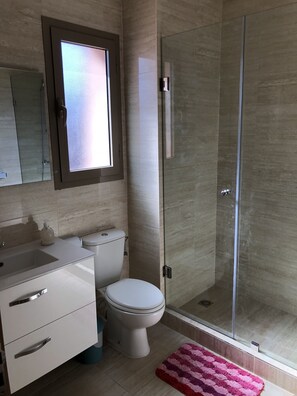 Apartamento família | Banheiro | Chuveiro, chuveiro com efeito de chuva, produtos de toalete grátis 