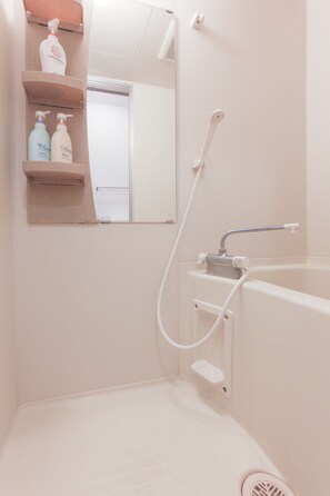 Apartament | Instal·lacions del bany | Combinació de dutxa i banyera i articles de tocador gratuïts 