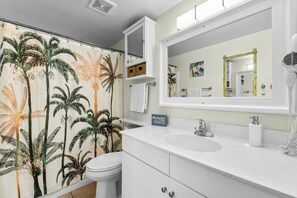 Kombinert dusj/badekar, hårføner og håndklær