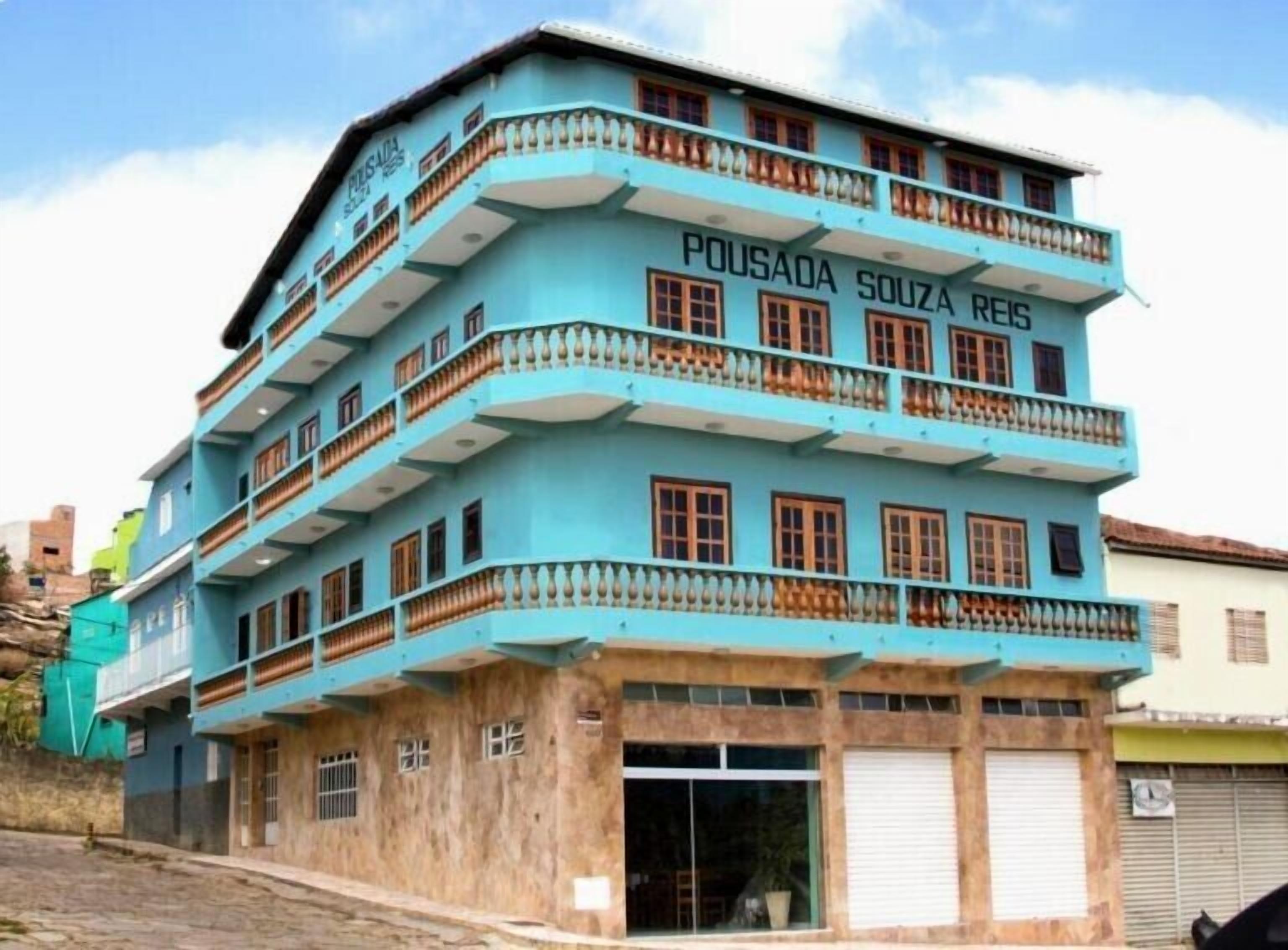 Um edifício de vários andares com varandas e uma placa indicando 