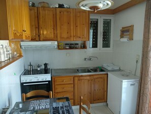 Fridge, oven, dishwasher, coffee/tea maker