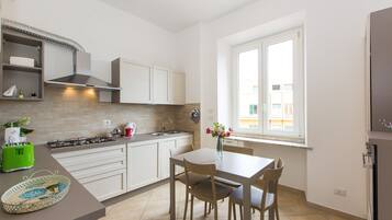 Frigorifero, microonde, piano cottura, lavastoviglie