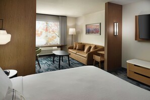 Escritorio, espacio para trabajar con laptop y cortinas blackout