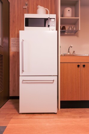 Apartment | Private kitchenette | Fridge, microwave, stovetop, cookware/dishes/utensils