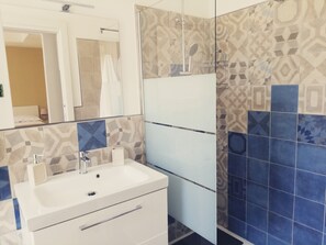 Camera 1 | Lavabo en el baño
