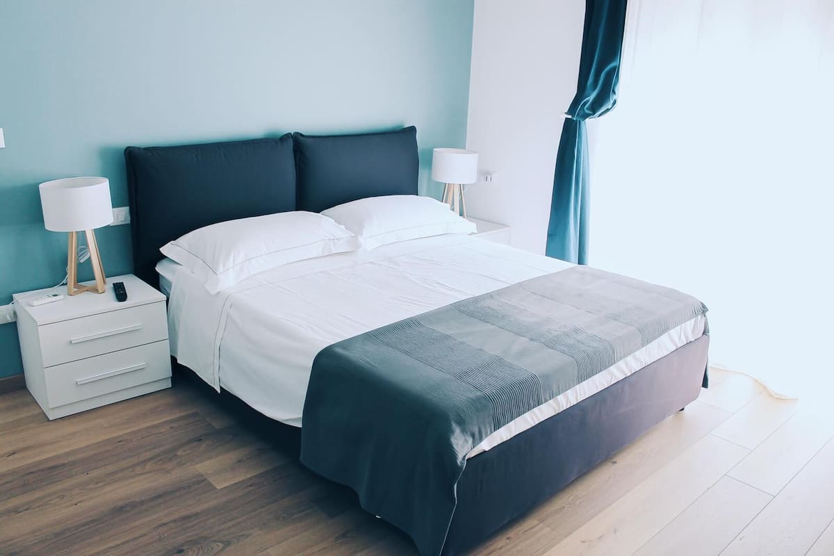 Camera 2 | Luxe beddengoed, donzen dekbedden, individueel gedecoreerd