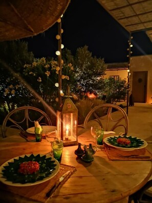 Frokost, lunsj og middag serveres, lokale og internasjonale retter 