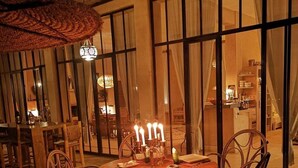 يتم تقديم الإفطار والغداء والعشاء 