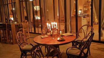 Menyajikan hidangan lokal dan internasional