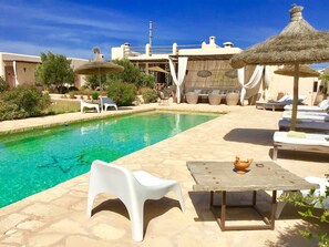 Piscine extérieure, parasols de plage, chaises longues
