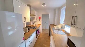 Microwave, cookware/dishes/utensils