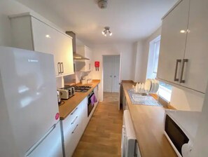 Microwave, cookware/dishes/utensils - Warwick street Professional Let (Newcastle) (Newcastle upon Tyne)