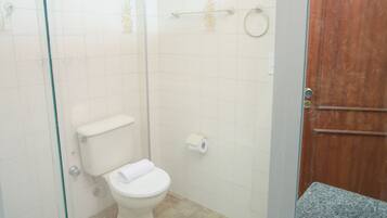 Quarto casal superior | Banheiro | Chuveiro, produtos de toalete grátis