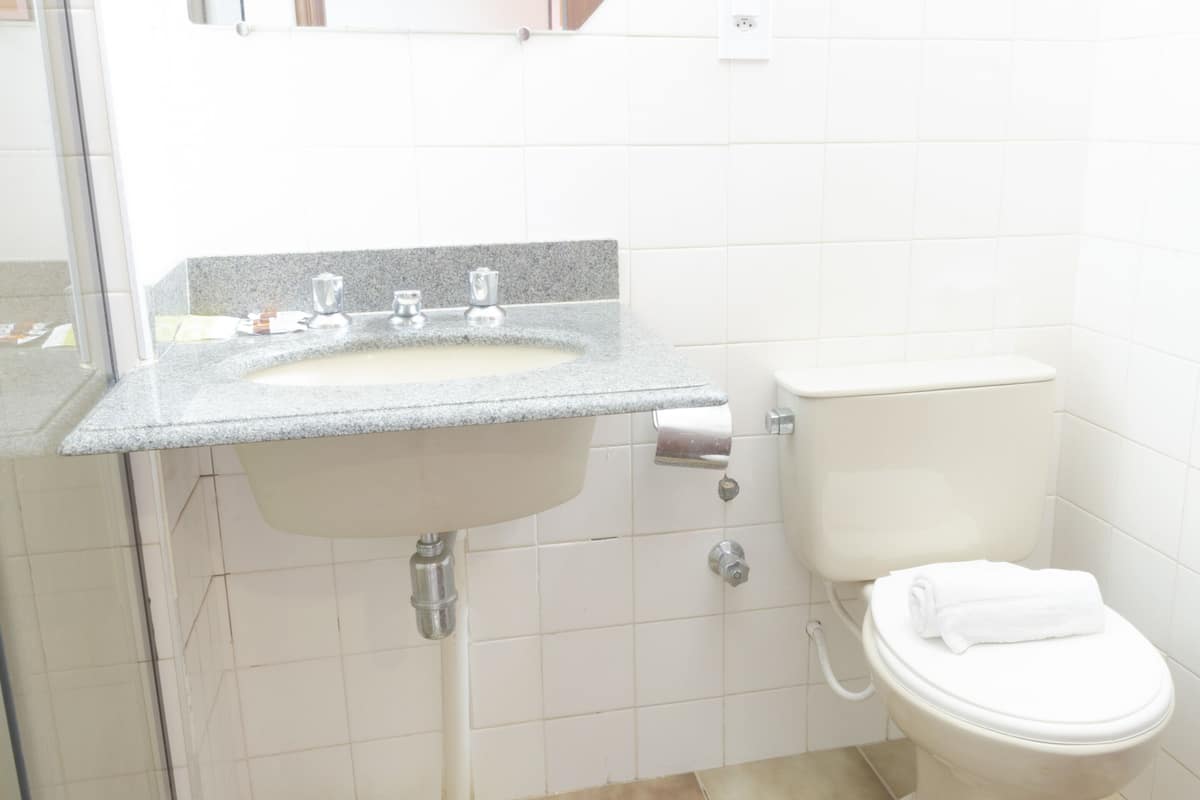 Camera tripla, 3 letti singoli | Bagno | Doccia, set di cortesia gratuito, asciugacapelli, asciugamani