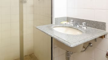 Quarto triplo, 3 camas de solteiro | Pia do banheiro