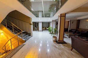 Lobby-lounge