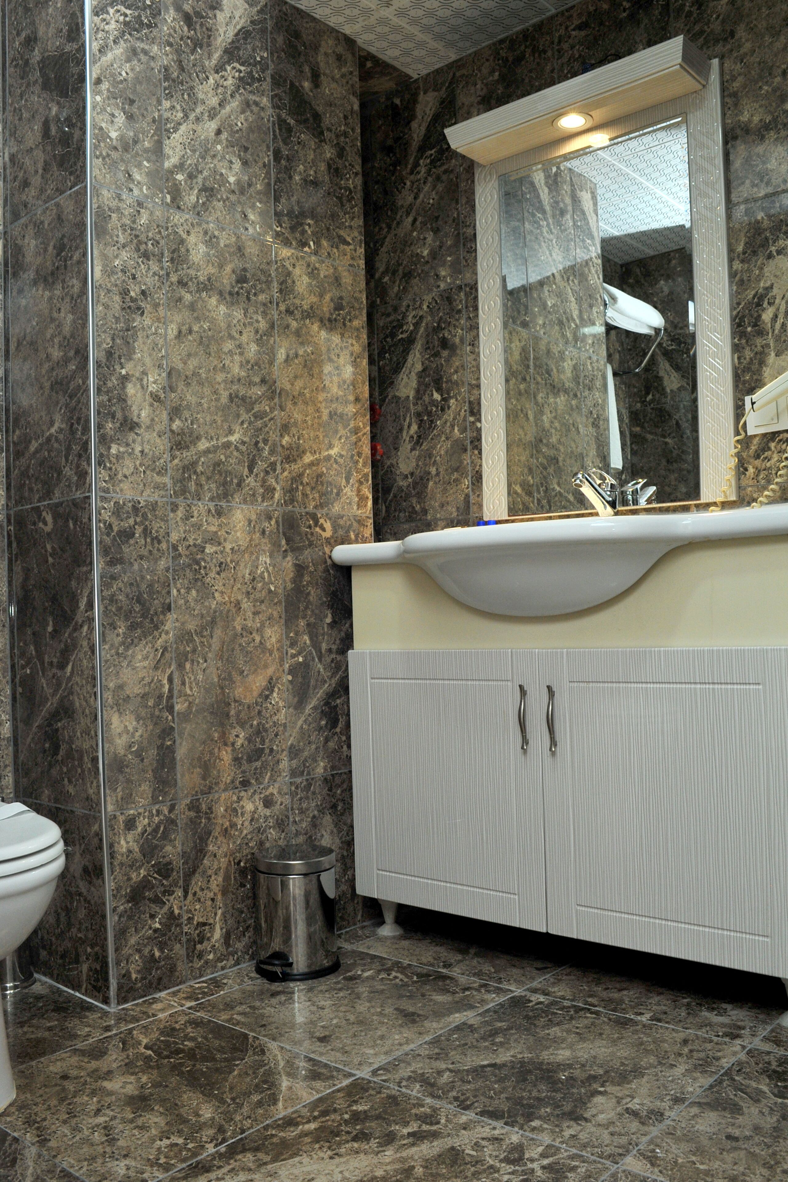 standard single room | bathroom | shower, hydromassage showerhead, free toiletries, hair dryer