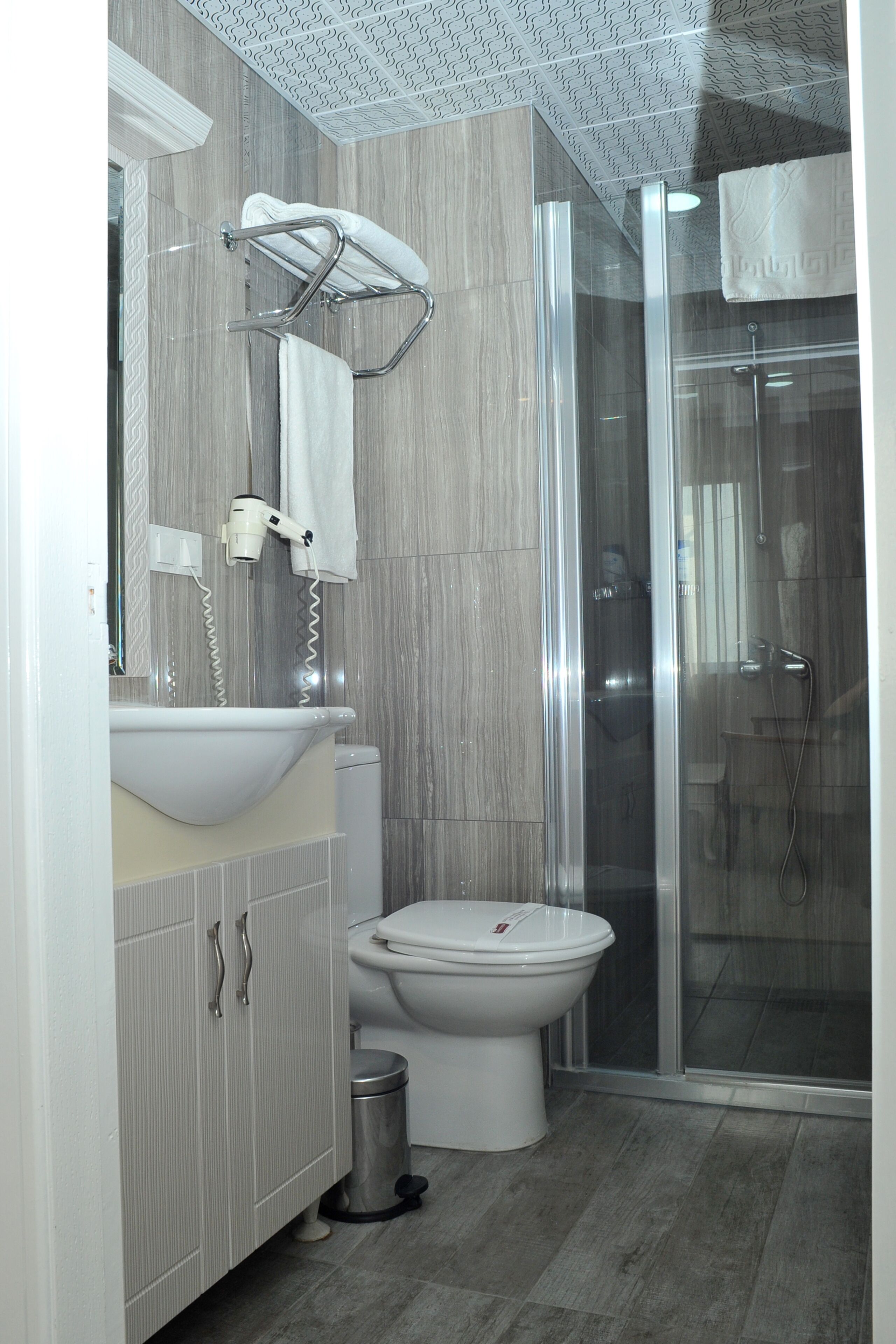 standard suite | bathroom | shower, hydromassage showerhead, free toiletries, hair dryer