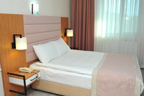 Kamar Double Standar | Seprai katun Mesir, seprai premium, minibar, dan brankas