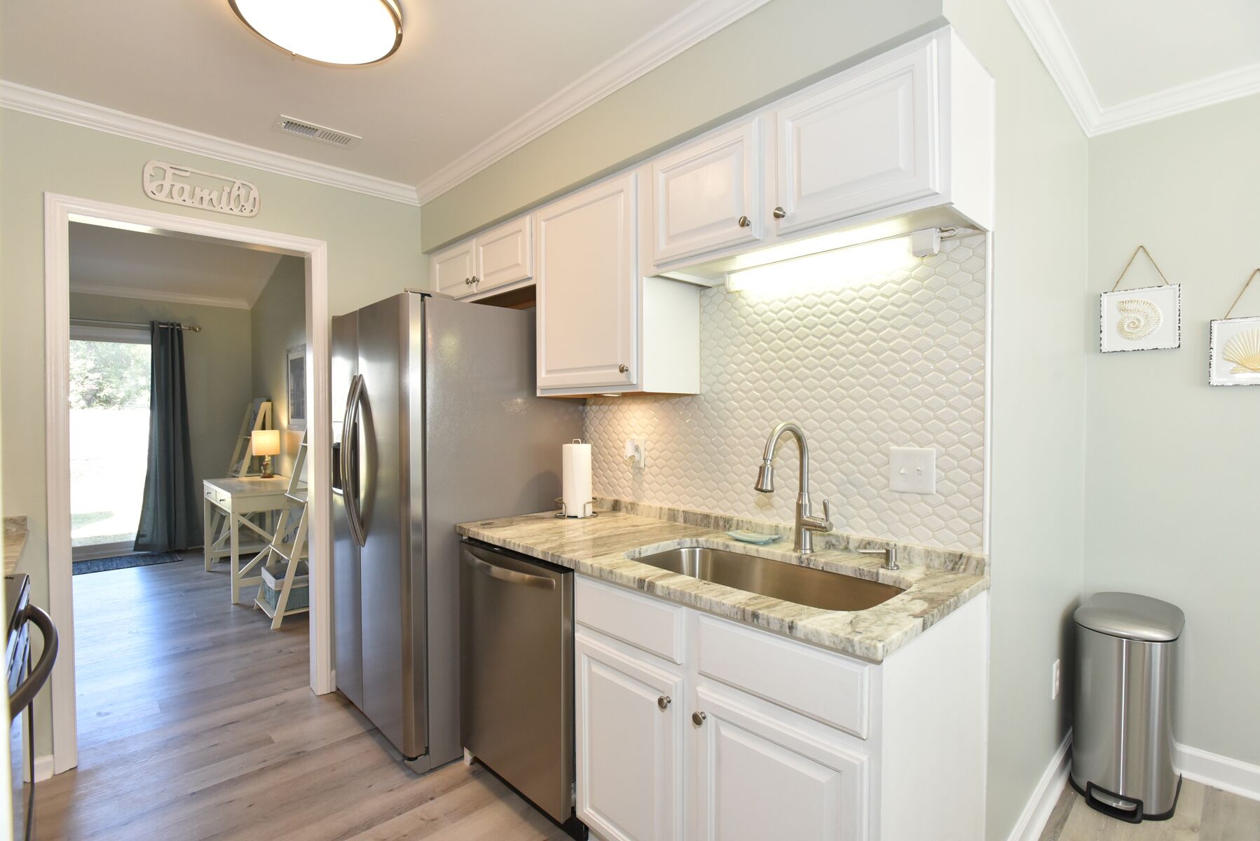 Near Camp LeJeune main gate,  Sleeps 6-7