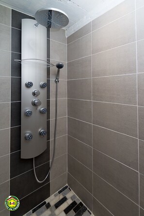 Bathroom - Au Dessus de Parady (Gillonnay)