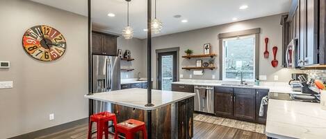 Réfrigérateur, micro-ondes, four, plaque de cuisson