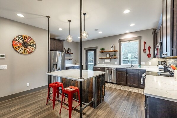 Réfrigérateur, micro-ondes, four, plaque de cuisson